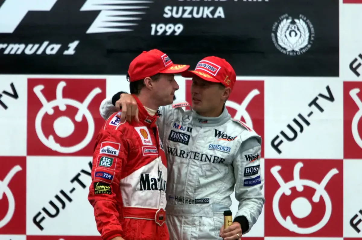 Az Istenek versenye: Schumacher és a Ferrari ellenállt Irvine világbajnoki címének uralmának Szuzukában