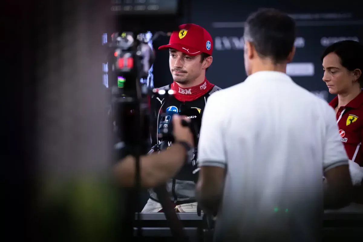 Az akadályozó szokások miatt összezavarodott Leclerc: a Ferrarit hátráltatja