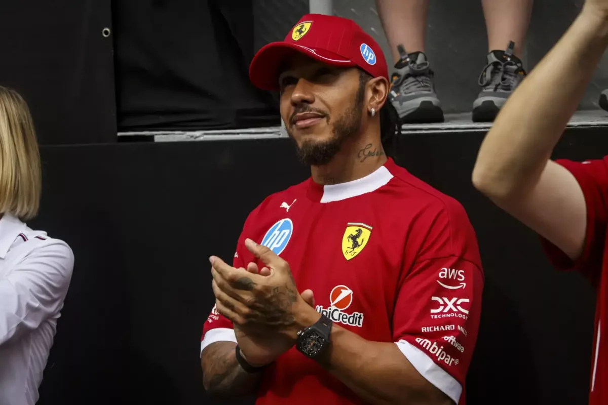 Hamilton megdöntötte Schumacher rekordját Szingapúrban a Ferrarival való küzdelem közepette