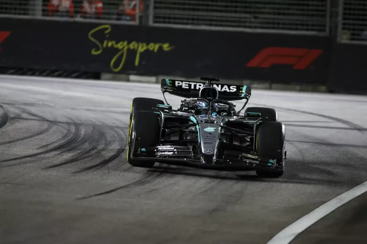 Russell lenyűgöző teljesítménnyel nyerte meg a pole pozíciót Szingapúrban, Verstappen lekörözte a McLareneket