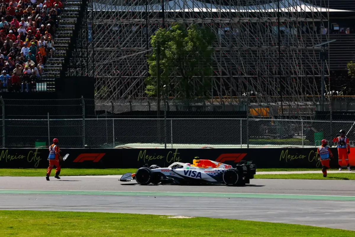 Az „Életek centiken múlnak az F1-es versenyeken: Az eset mexikói lezárása” című cikkhezhatásosabb lenne, mert összefoglalja a cikk fő témáját, miközben izgalmas részletet is említ a mexikói esetről.