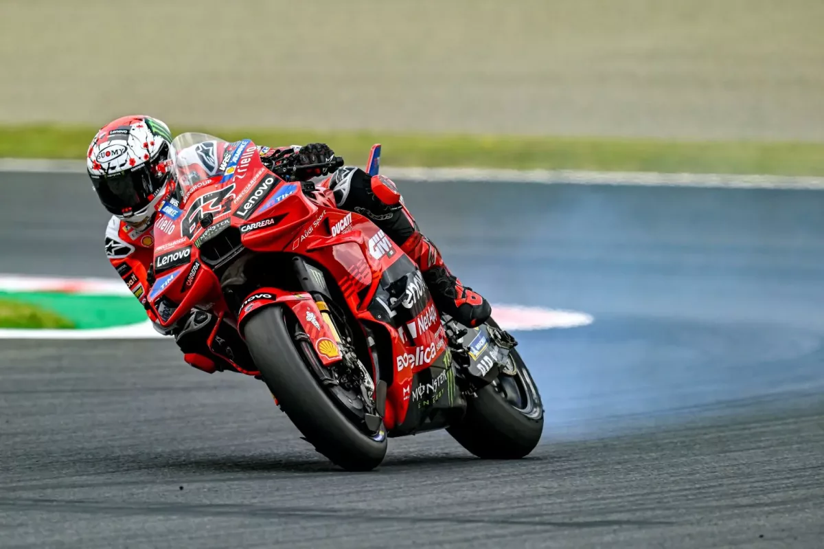 A Kettős Érzelem: Bagnaia Dühös És Boldog Győzelme után a Füsttel Körülvéve.