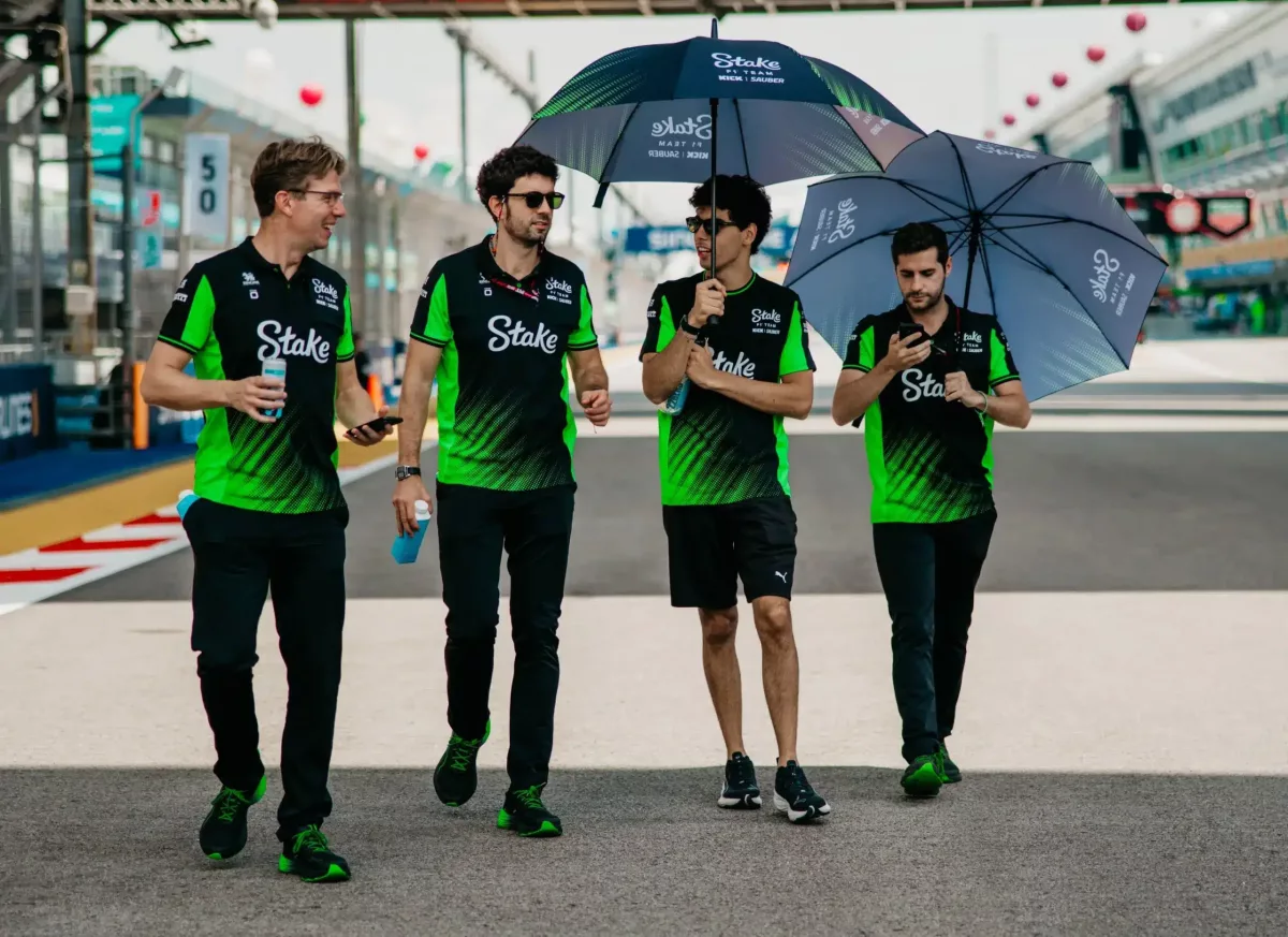 F1 Pilóták Nagy Döntés Előtt: Új Szabályok a Hétvégén Bevezetésre Kerülnek