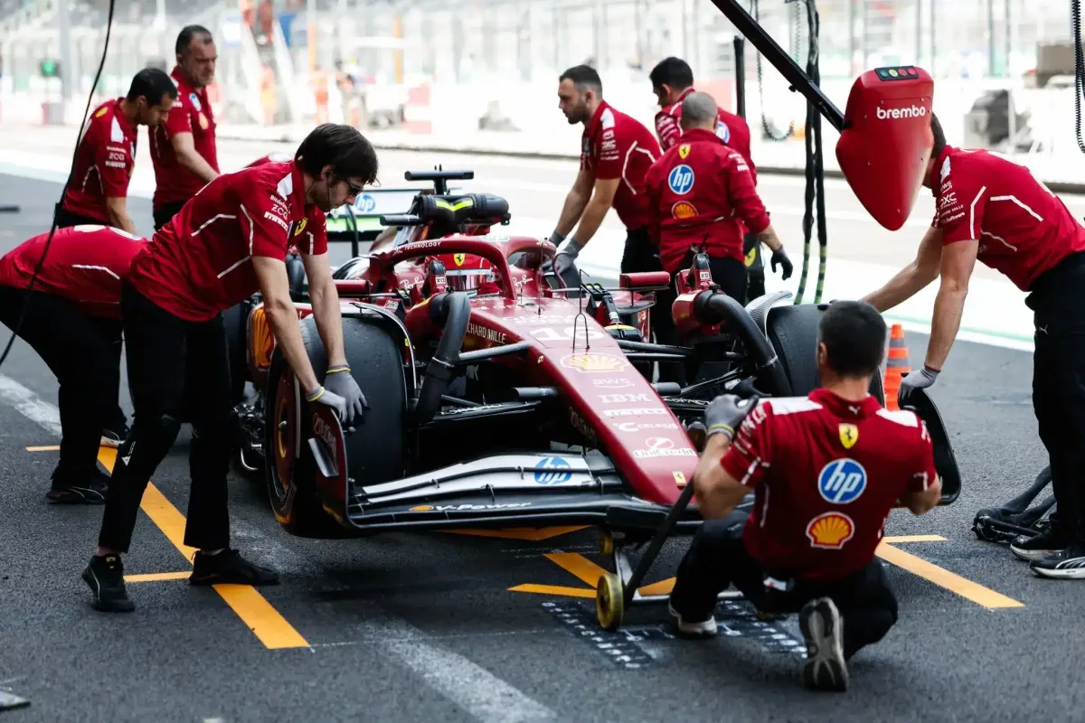 Verstappen helyettese, Leclerc vezeti a mezőnyt Mexikóban