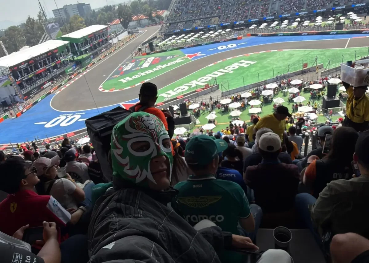 Meglepő pillanat: F1-es versenyző rejtőzködik a nézők között