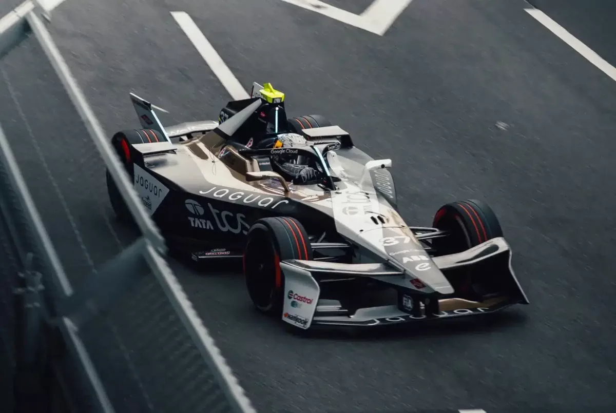 A Bajnokpilóta áttörte a két élcsapat közötti falat