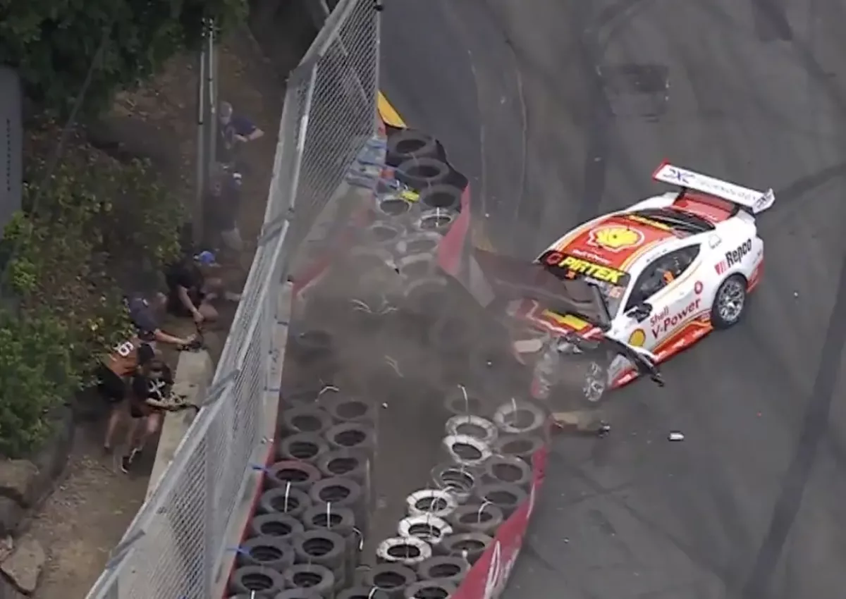 Fotósok sérültek meg, miután nyílegyenesen betonfalnak csapódott a Ford Mustang (videó)