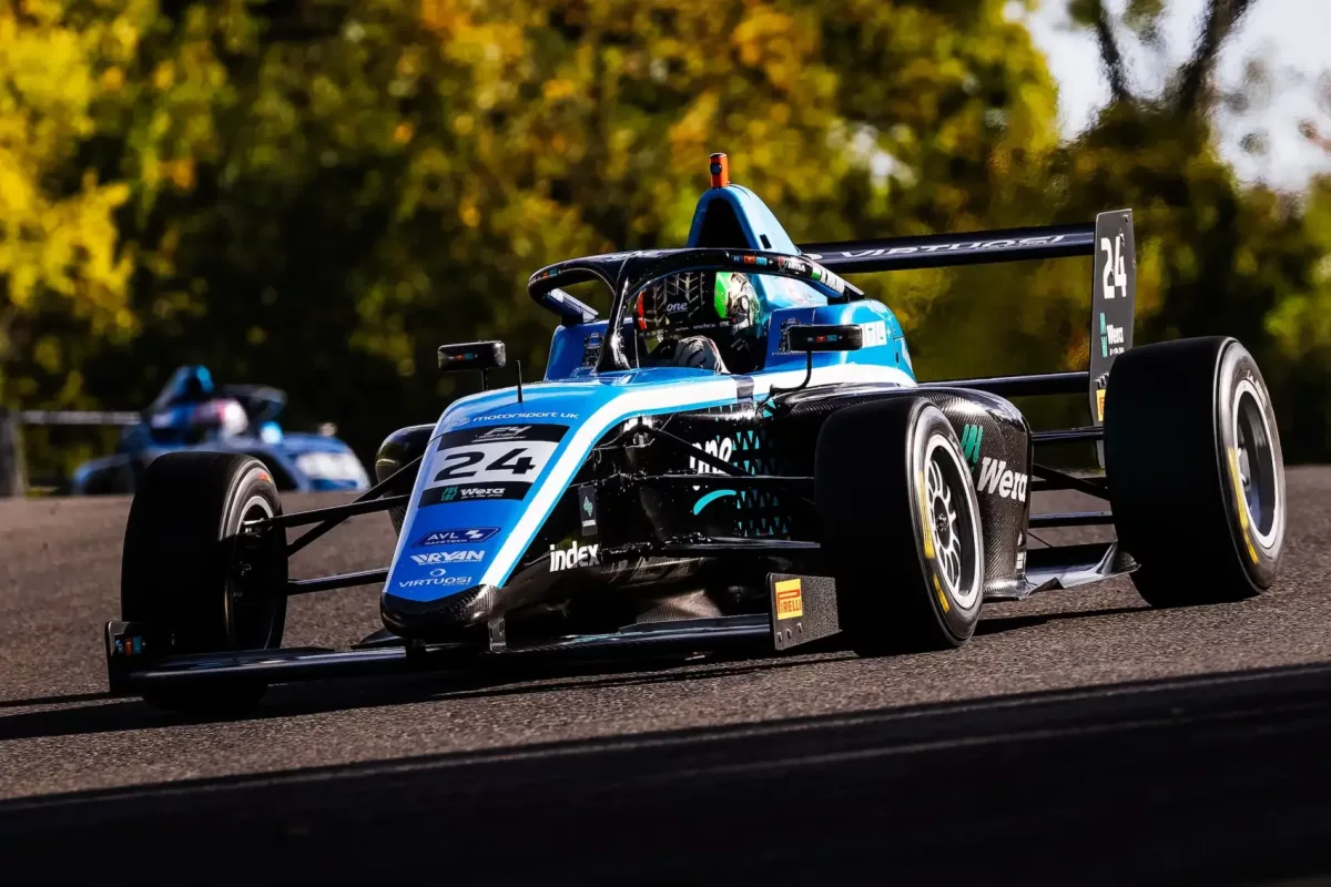 Molnár Martin történelmi sikerrel zárta a brit F4 idei szezonját a 3. helyen