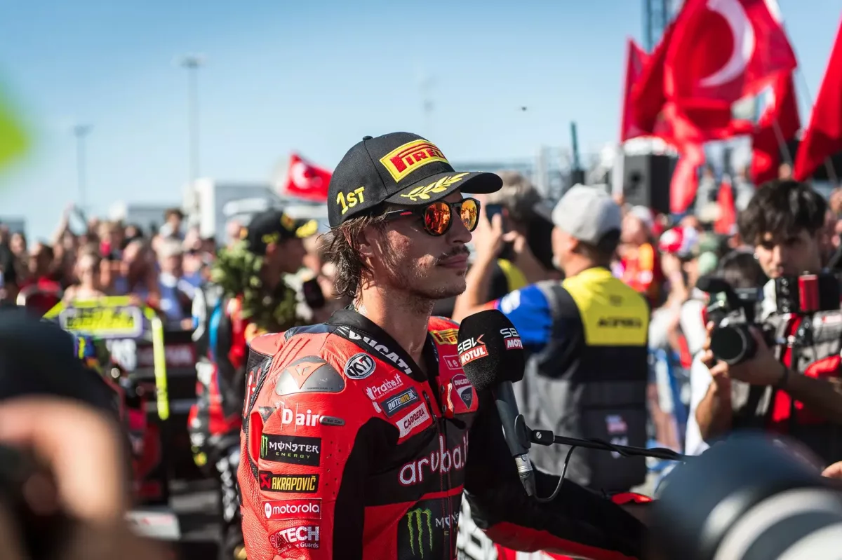 Botrány a pályán: összecsaptak a Bulega-szurkoló és a Razgatlıoğlu-szervizcsapat tagja, az ex-bajnok közbelépett (videó)