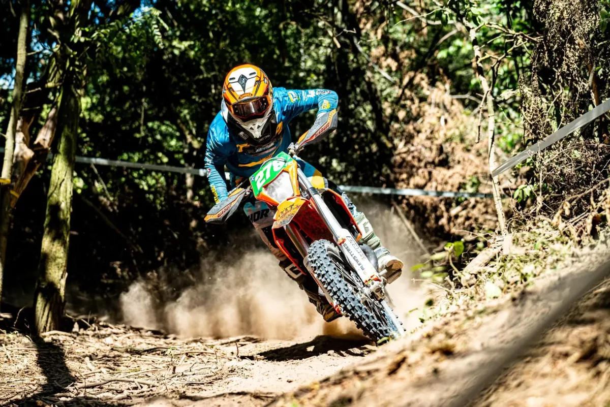 „Liszka Roland hihetetlen teljesítménye: Az enduro-Európa-bajnok cím büszke tulajdonosa”