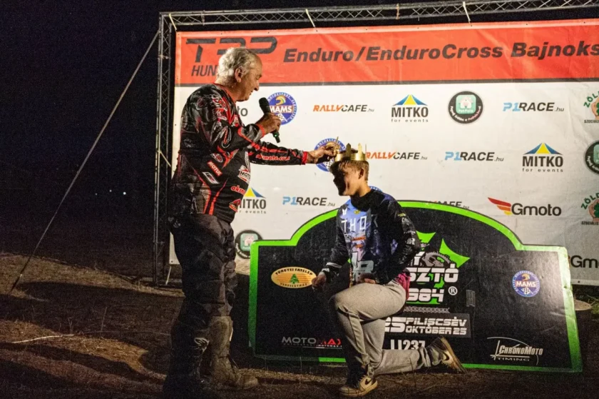 Az izgalom megszaporodott, amikor Liszka Roland kivált a többi versenyző közül, de csak „motorozgatott”