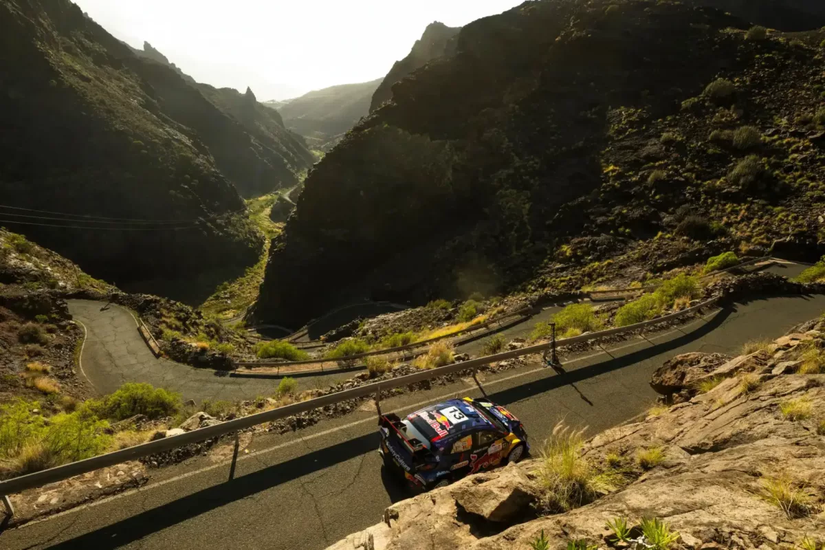 A WRC gyártói intenzív aszfaltos teszteken vesznek részt versenyzőikkel