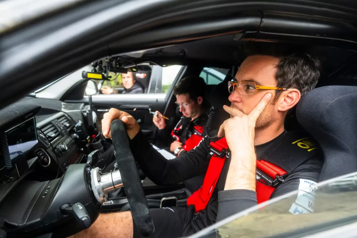 Neuville-nek három lehetősége van a negatív rekord elkerülésére