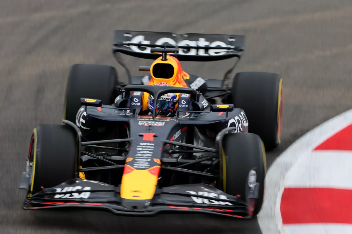 Ausztrál Nagydíj: Verstappen vezet, de négy kihívó fenyeget a hátán