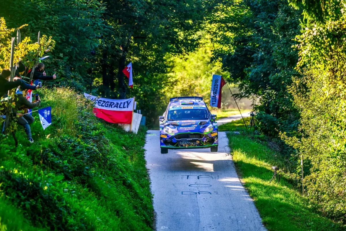 Armstrong féktelenül menetelt a Horvát Rally első napján: Marczyk küzd a bajnoki címért, Herczig pedig hetedik helyen végzett