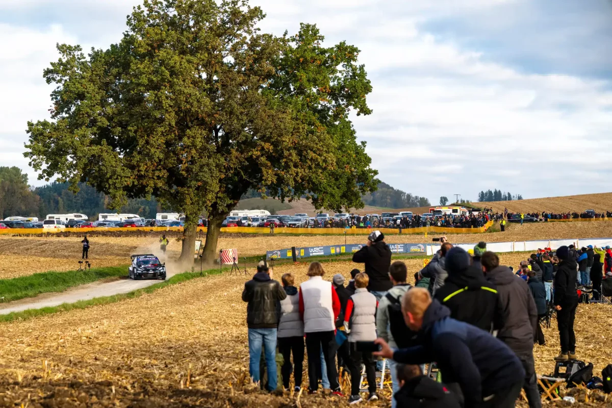 Rovanpera magabiztos vezetéssel, izgalmas csata a 2. helyen a Közép-Európa Rallyn
