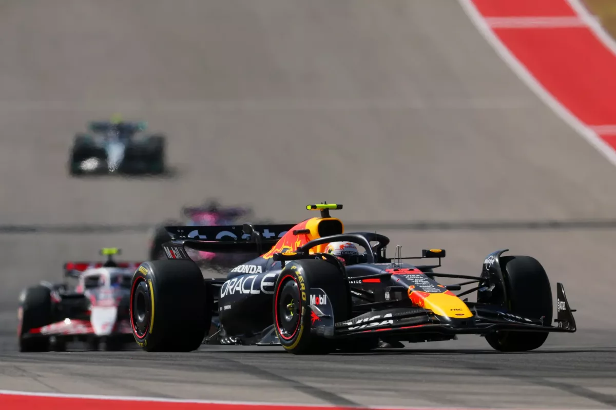 Veszélyes és lendületes: A sprintverseny legizgalmasabb rajtja, ami 12 helyet hozott a pilótának