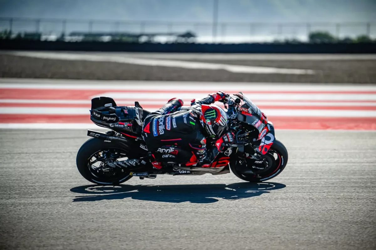 A cím: „Bezzecchi dominanciája az időmérőn: Aldeguer, Fernández és Rins forradalmat hoztak