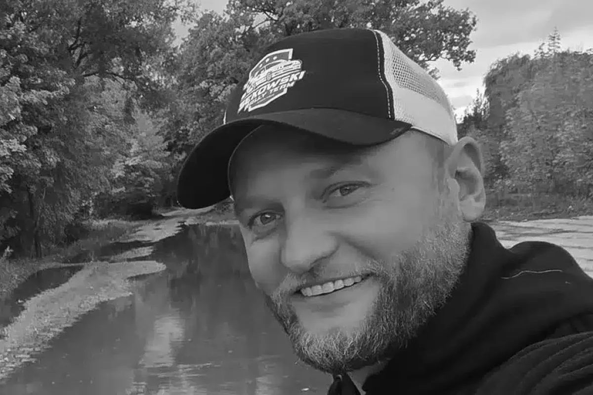 Tragikus baleset a versenypályán: Raliversenyző életét vesztette autója kigyulladásában