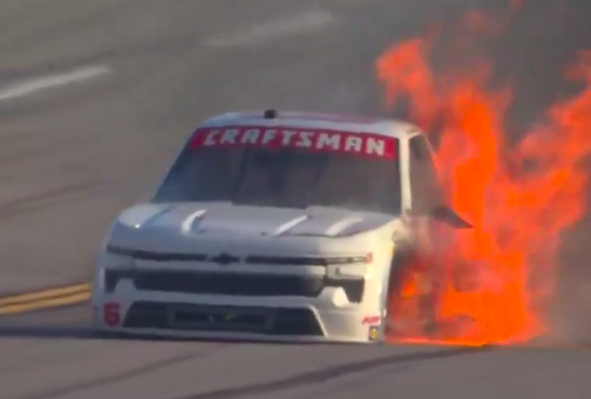 Életveszélyes szituáció a NASCAR-pályán: 73 éves pilóta autója lángolva borult fel