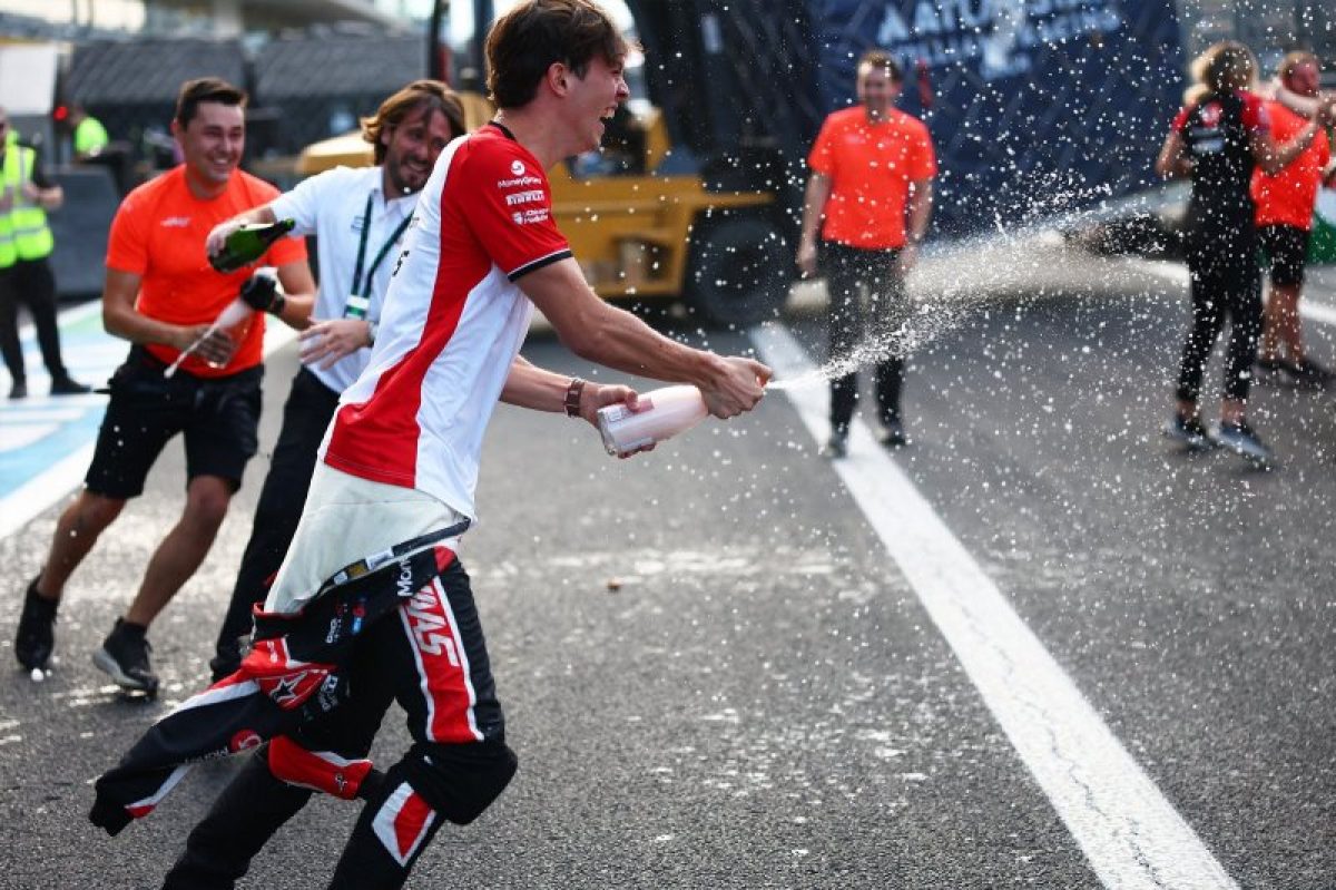 Bearman hatalmas előrelépés! Formula1.5-ben a dobogó harmadik helyén