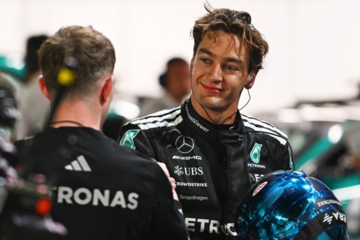 Az igen: Miért húzódik Russell aláírása?