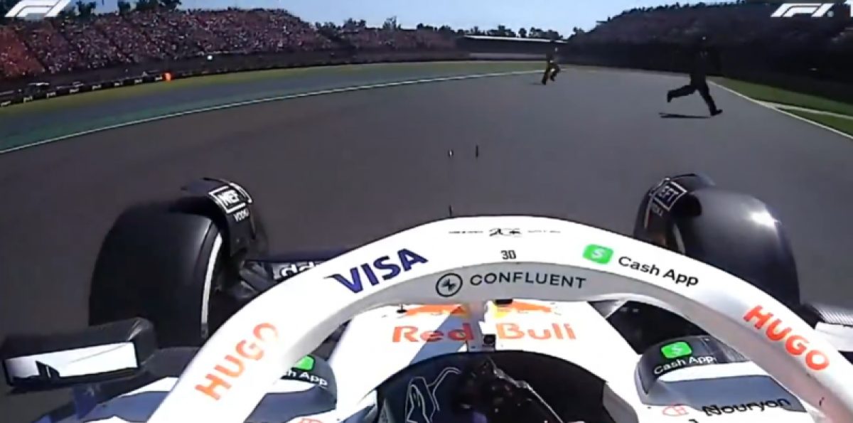 Az életveszélyes előzés: pályabírók váratlanul kerültek egy versenyző útjába – videó