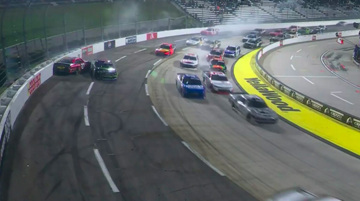 Agydöntő kalandok a NASCAR Martinsville-i versenyén: győzelem, idegroham és karnyújtásnyira az álomtól