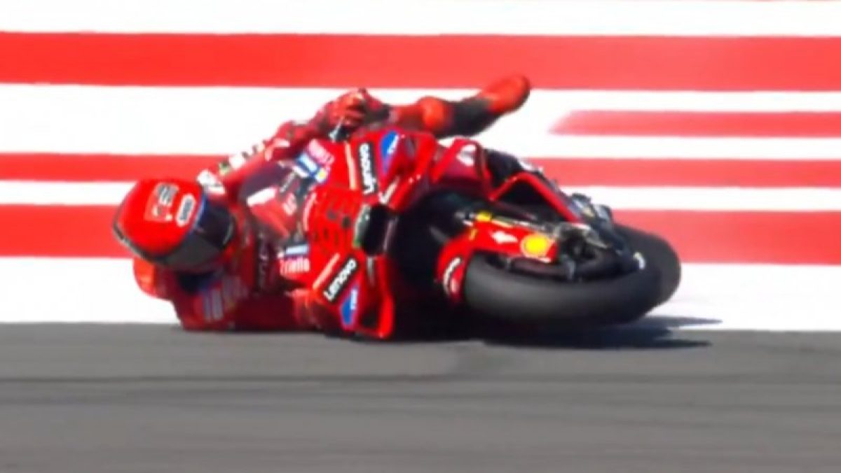 Bezzecchi vezet a MotoGP-ben, Marquez két bukása után a Q1-ben