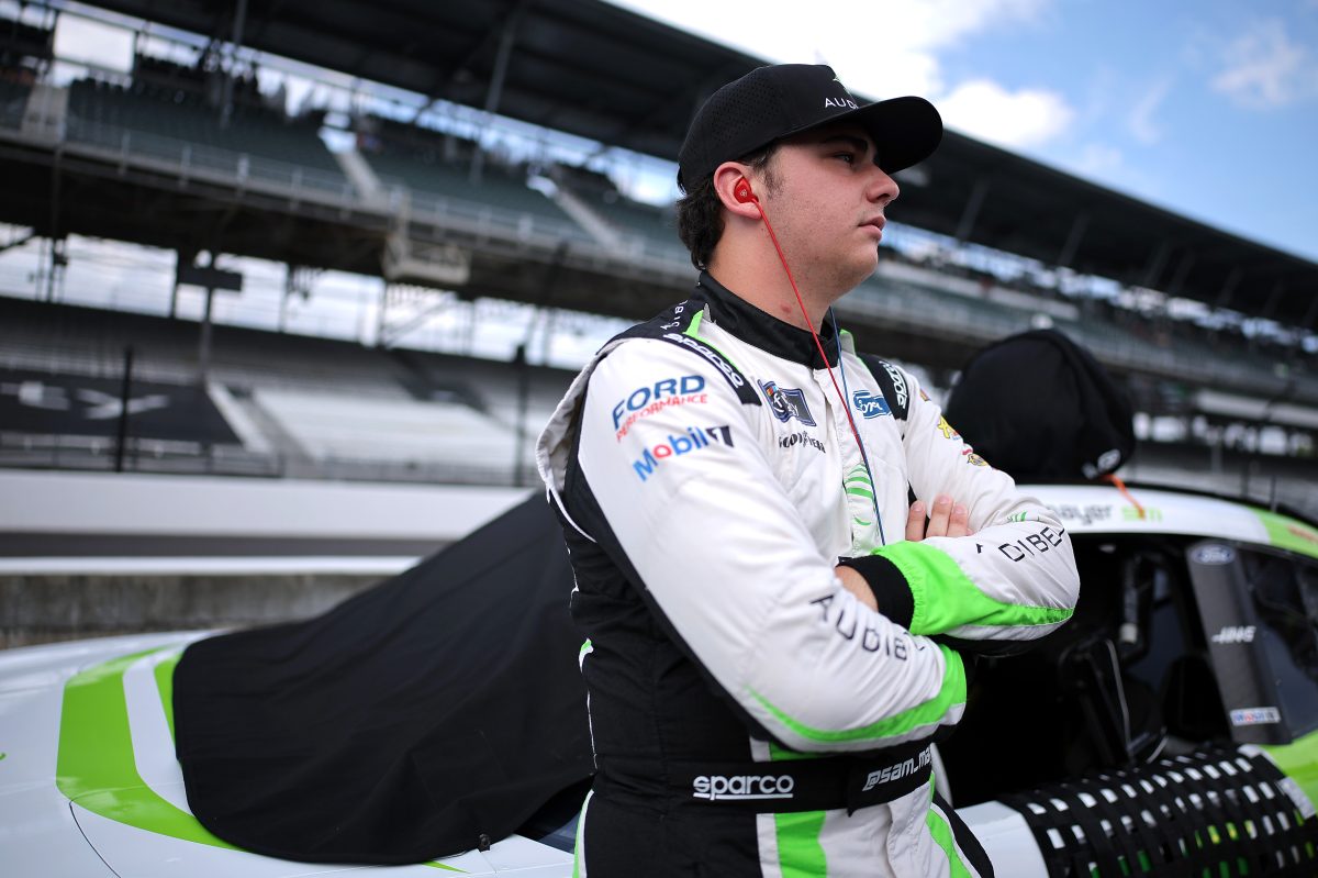 A „NASCAR Büntetett Sam Mayert a Szezonzárón Való Részvételtől” cím lehet hatásos erre a témára.