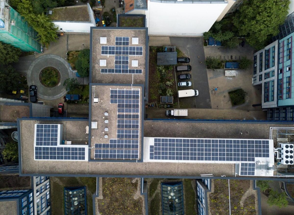 A Napenergia Forradalmának Kapujában: A napelemek és társadalmi lehetőségeik