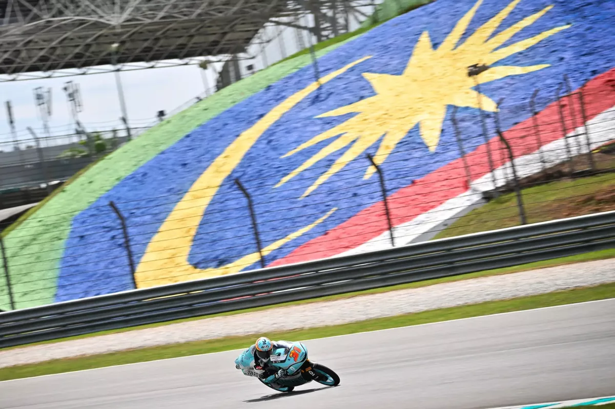 Az „Emberi tévedések nyomán: Maláj Nagydíj dobogós diszkvalifikálása” cím hatásos lehetne.