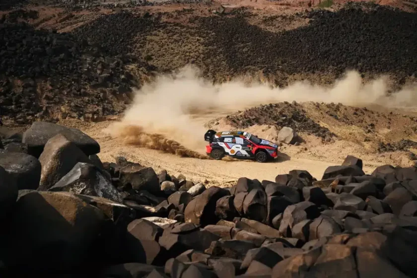 Ogier vezetésben a vb-címvédők csatájában Szaúd-Arábiában