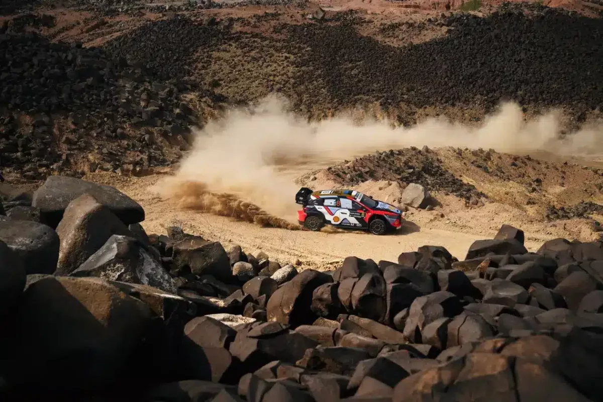 Ogier vezetésben a vb-címvédők csatájában Szaúd-Arábiában