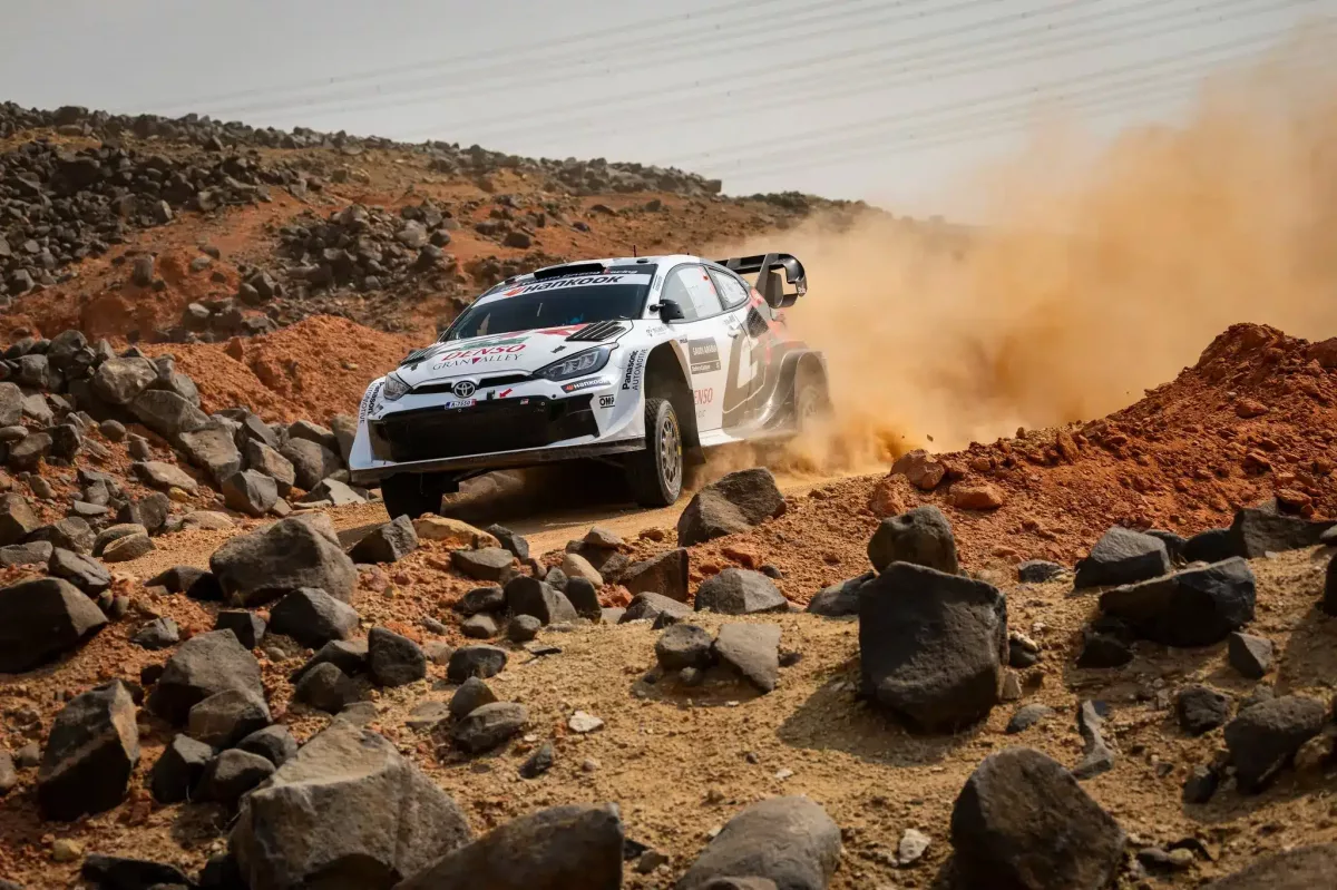 Pajari vezetésével borzalmas verseny Szaúd-Arábiában: Négy defektet szedett össze