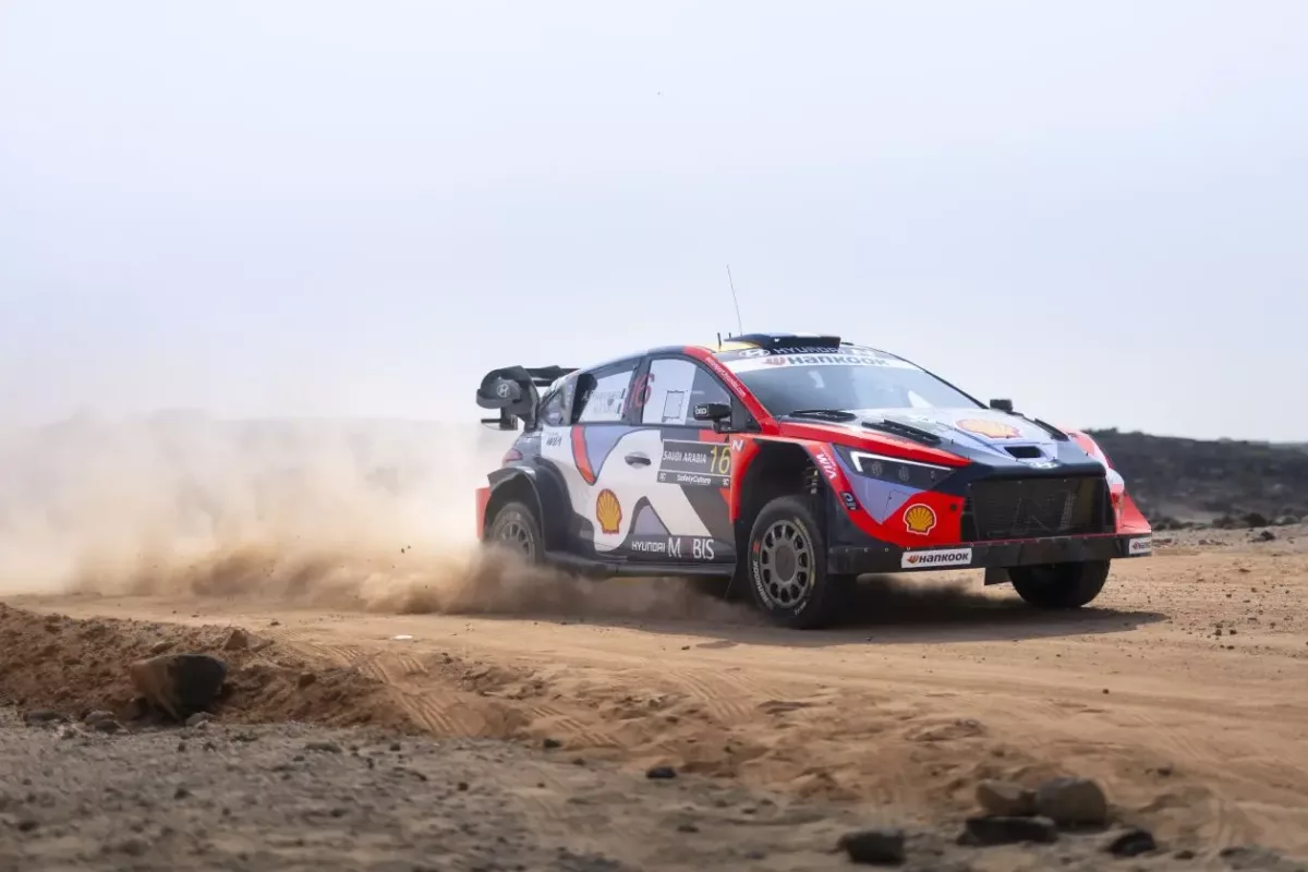 Az autósport világában zajló eseményeket összefoglaló cím javaslata: „Hyundai erős kezdés a szaúd-arábiai rallyn: Sesks még Fourmaux mögött