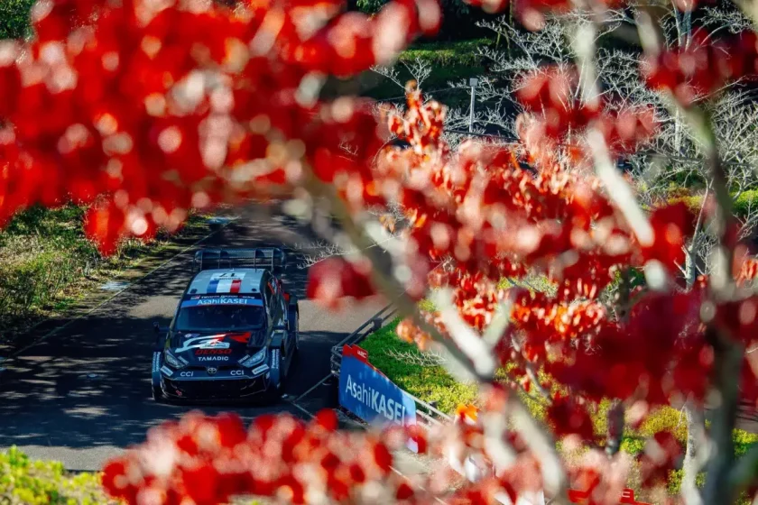 Ogier és Evans hatalmas csatája Japánban, Neuville és Katsuta kiestek