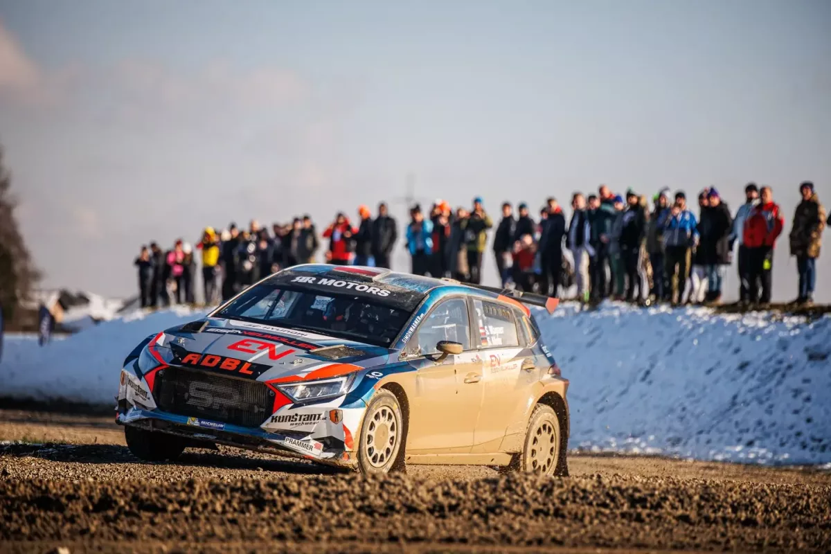Az „A Rally Show Santa Domenica győztese osztrák, Velenczei a legjobb magyar” cím hatásos lenne.