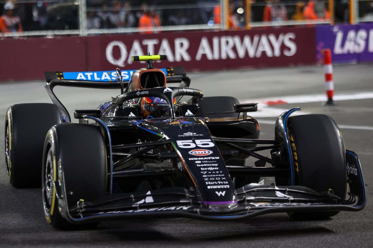 Sainz sikeresen elkerüli a csalódást a Las Vegas-i futamon, és megtartja harmadik rajthelyét