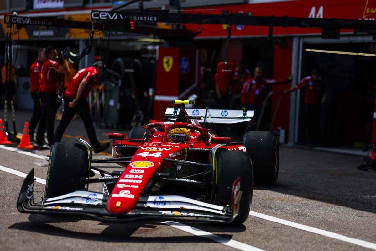 Az „Hamilton kritikát fogalmaz a F1-es versenybírók átláthatatlansága miatt” cím alkalmas lehet erre az esetre.