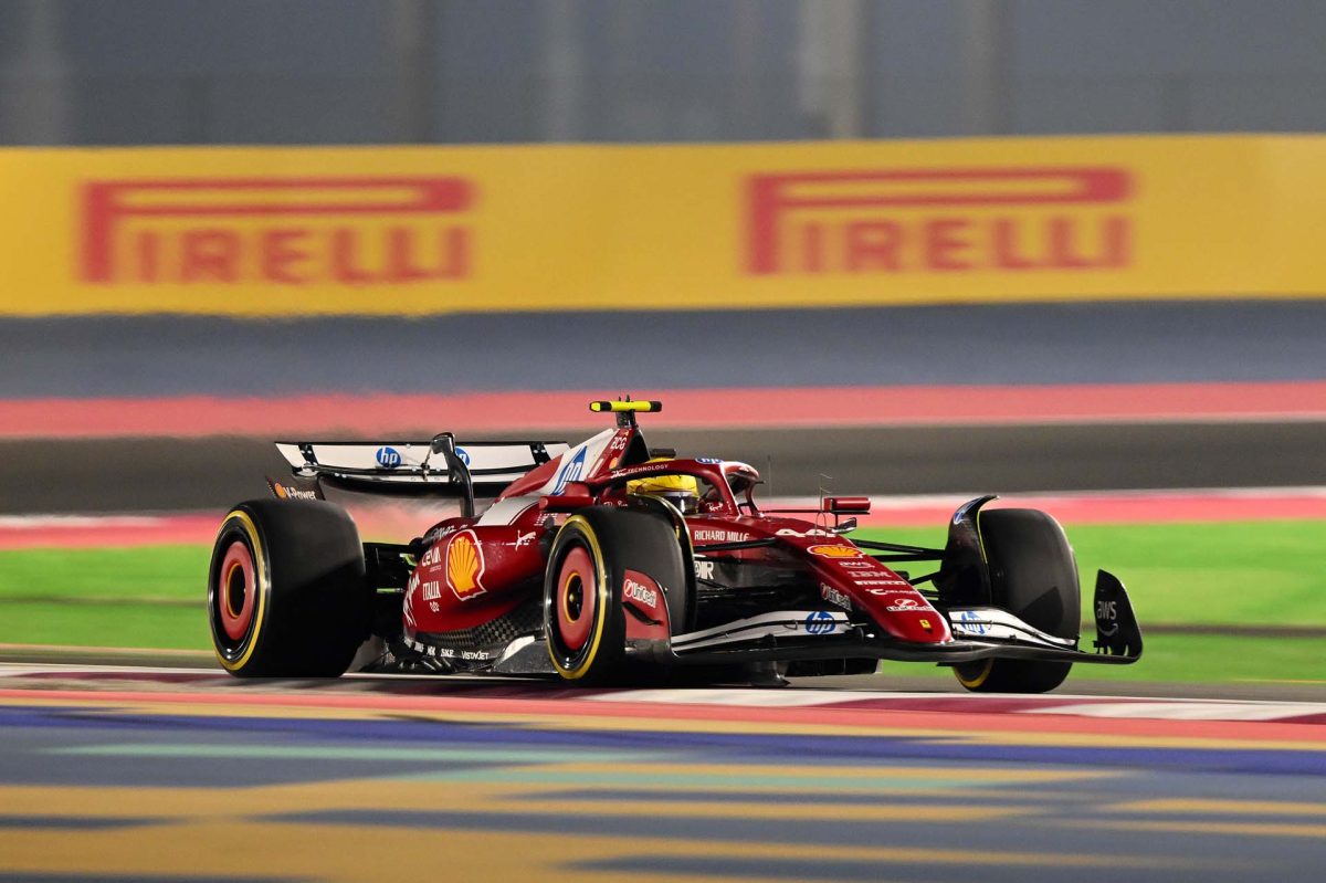 Hamilton és két további versenyző bokszutcából rajtol a katari sprint versenyen