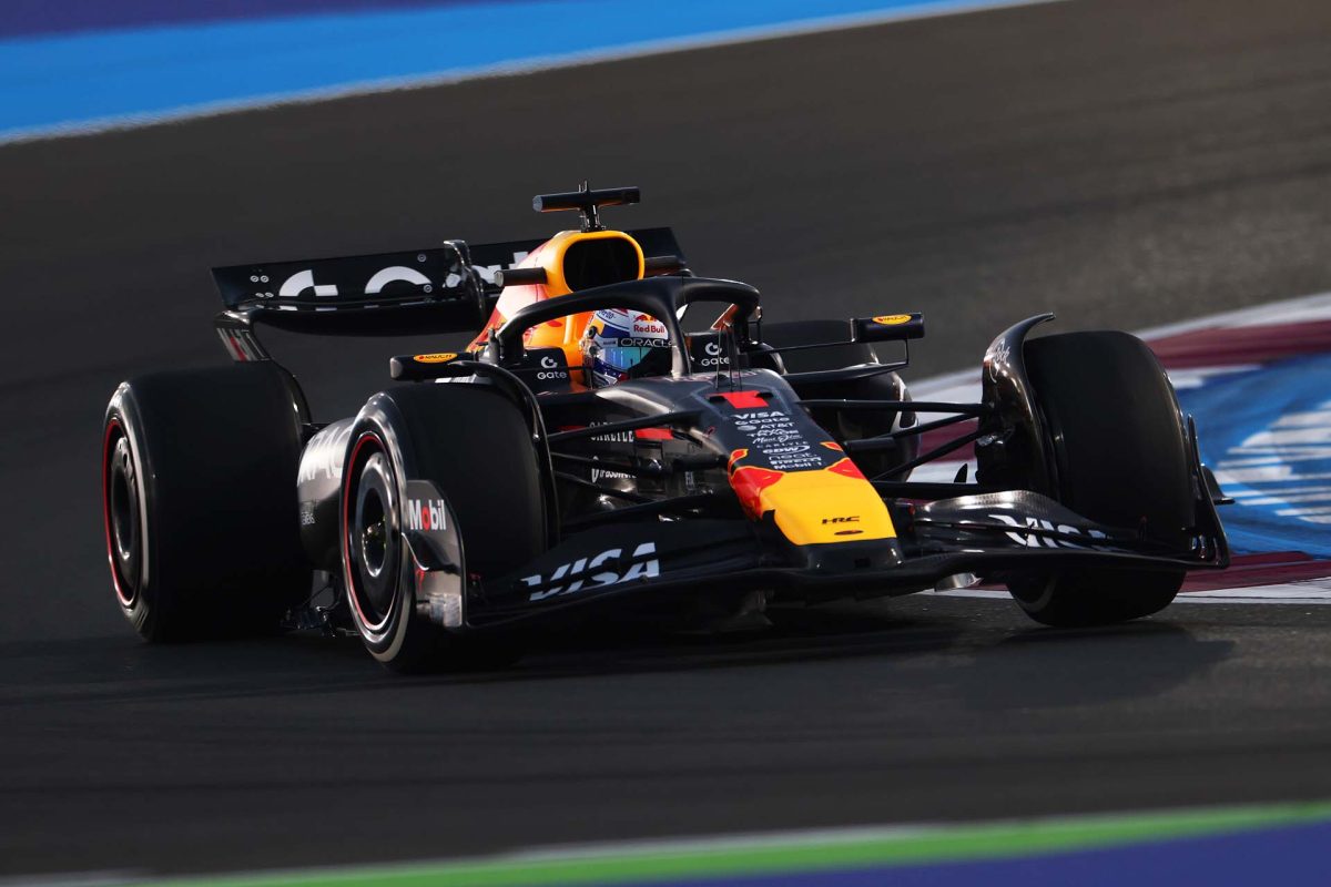A Red Bull csapatára vonatkozó hírportálaknak erről az eseményről szóló címe lehetne: „Marko kibökte az okokat – Miért végzett Tsunoda mögött Verstappen a Doha Nagydíjon?
