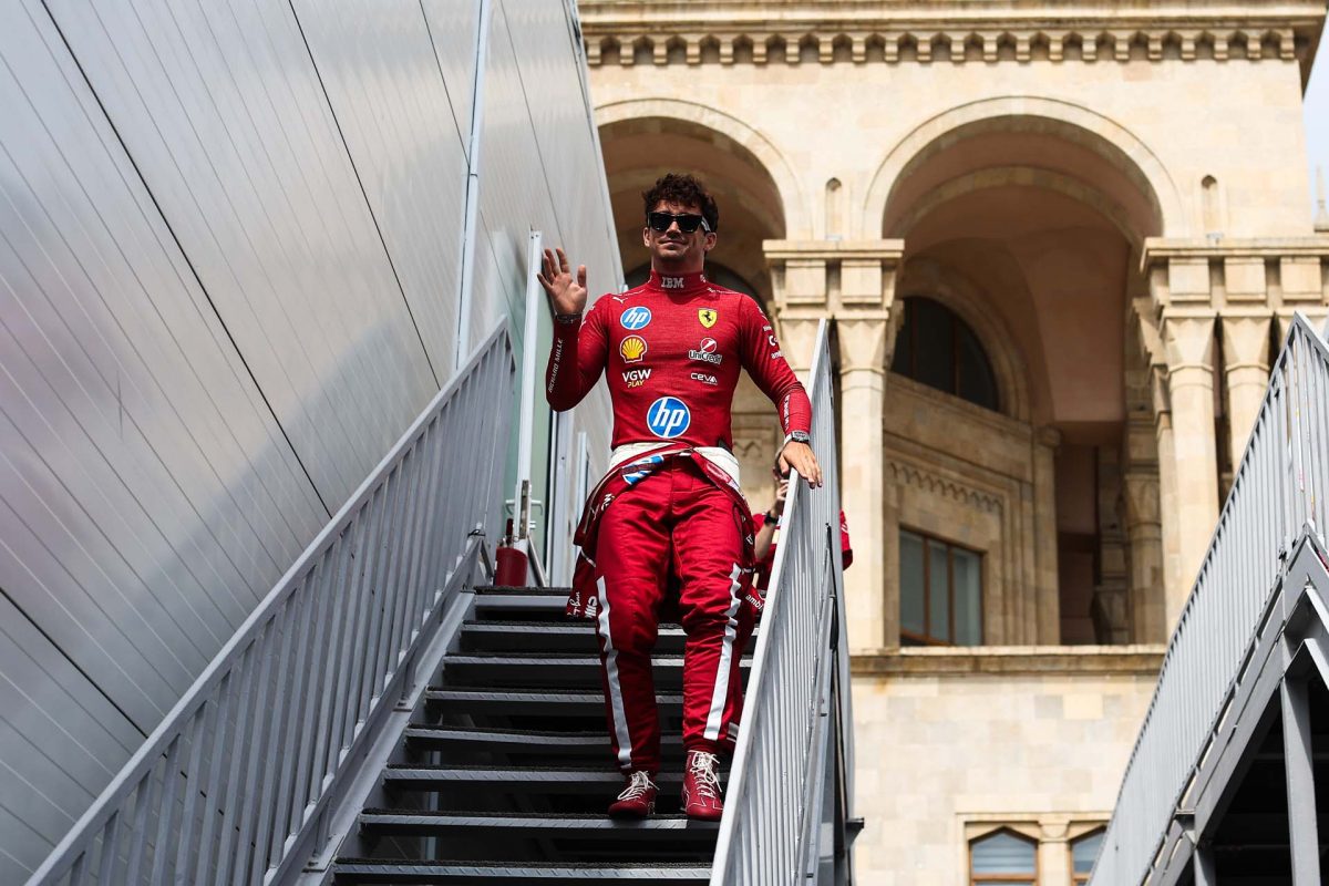 Az „Így védi meg magát Schumacher: Kritikát kapott Leclerc” cím hatásos lehetne erre.