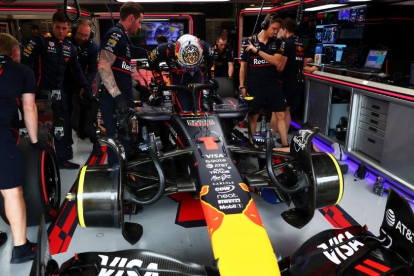 A bokszutcából indulást választó Verstappen