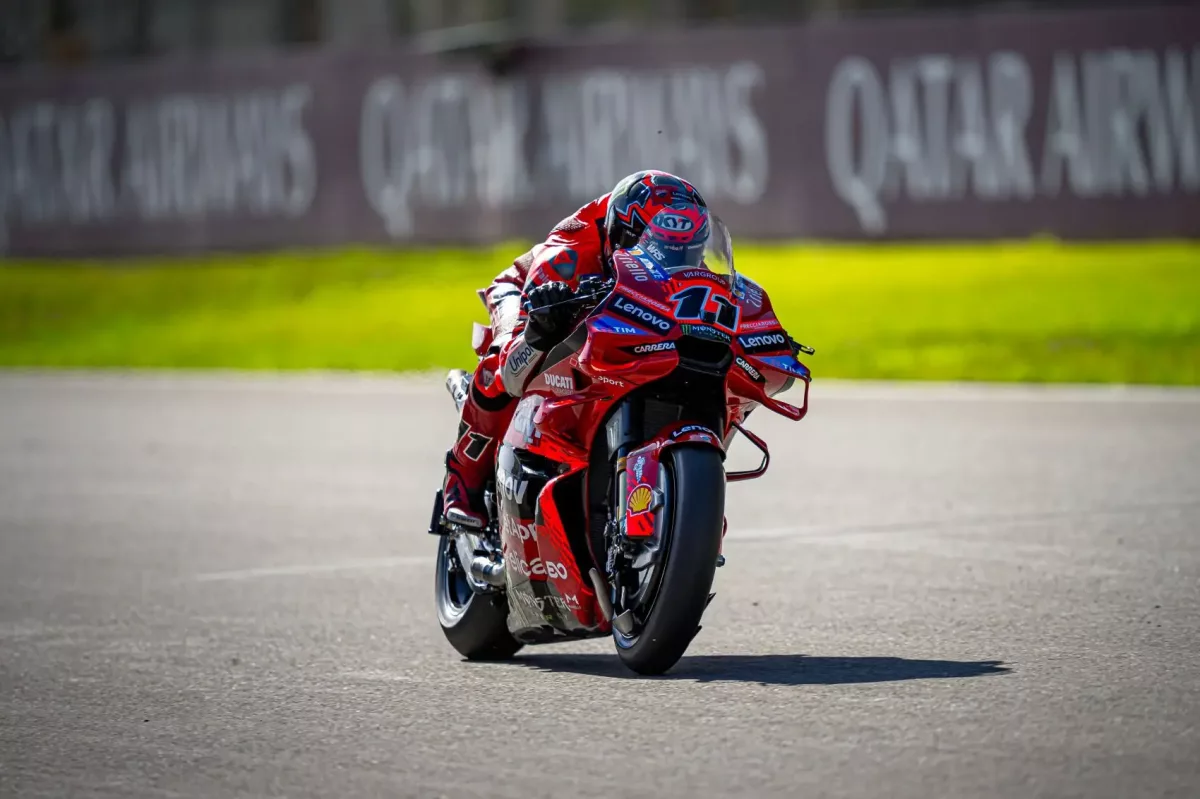 Bulega bemutatja a „Superbike-stílusban” történő fékezést a bukása előtt