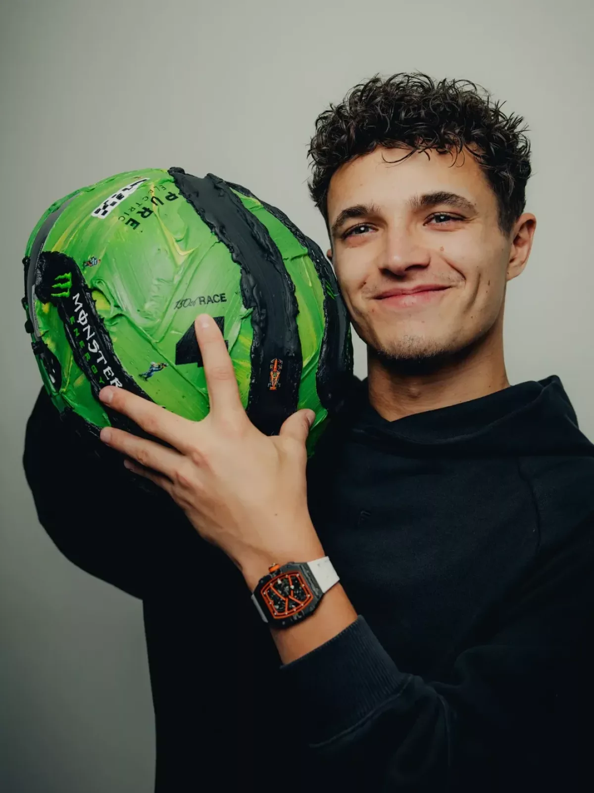 Stílusos ünneplés: Lando Norris extravagáns sisakkal ünnepli 150. F1-es versenyét Las Vegasban