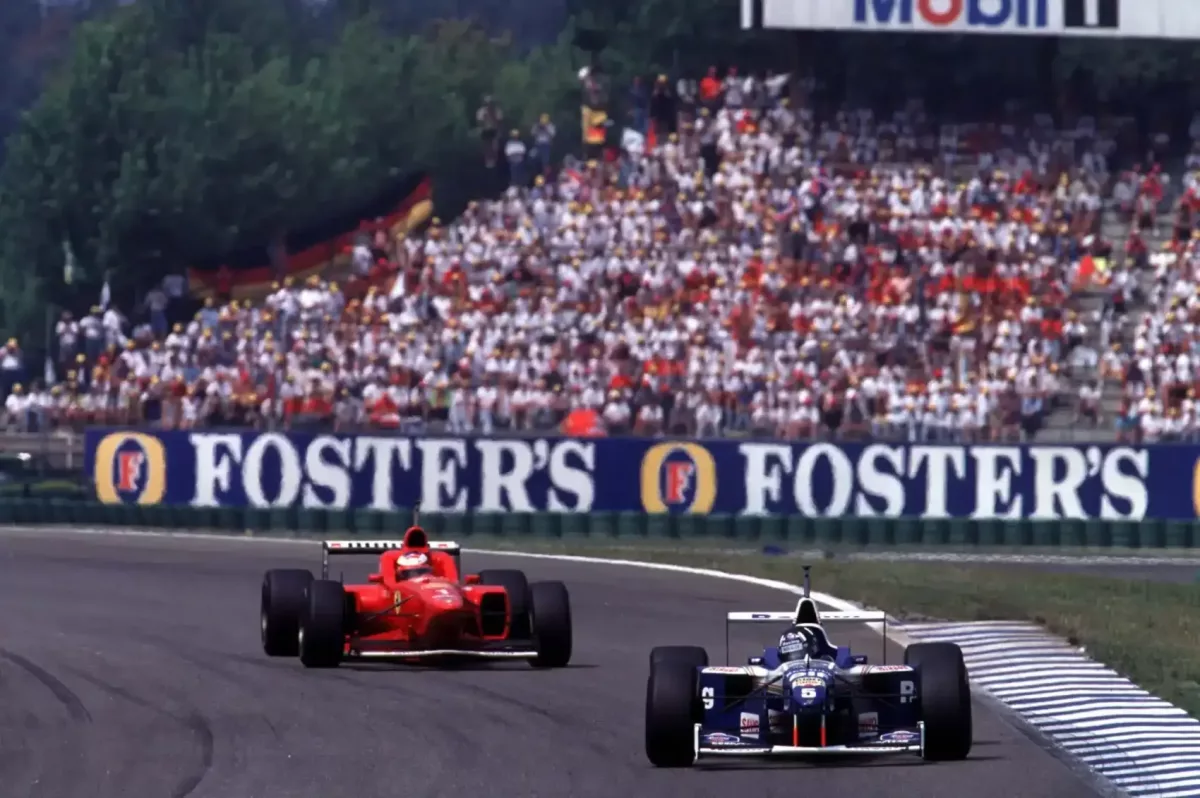 A Ferrari megpróbálta áthelyezni Schumacher ellenfelét a saját oldalára, de a német versenyző nem engedett