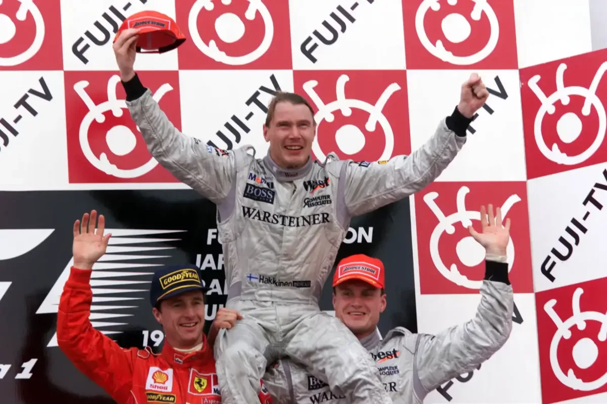 Az „Időszámolás a csúcson: Häkkinen diadala és a McLaren vezetési botránya