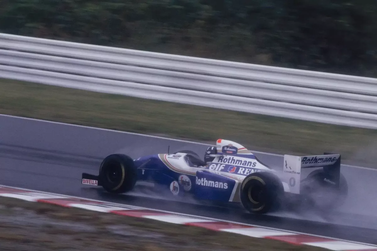 Az Árnyékból Fény: Az Esőfutam, amely Az Elhunyt Sennától Kért Segítséggel Végződött