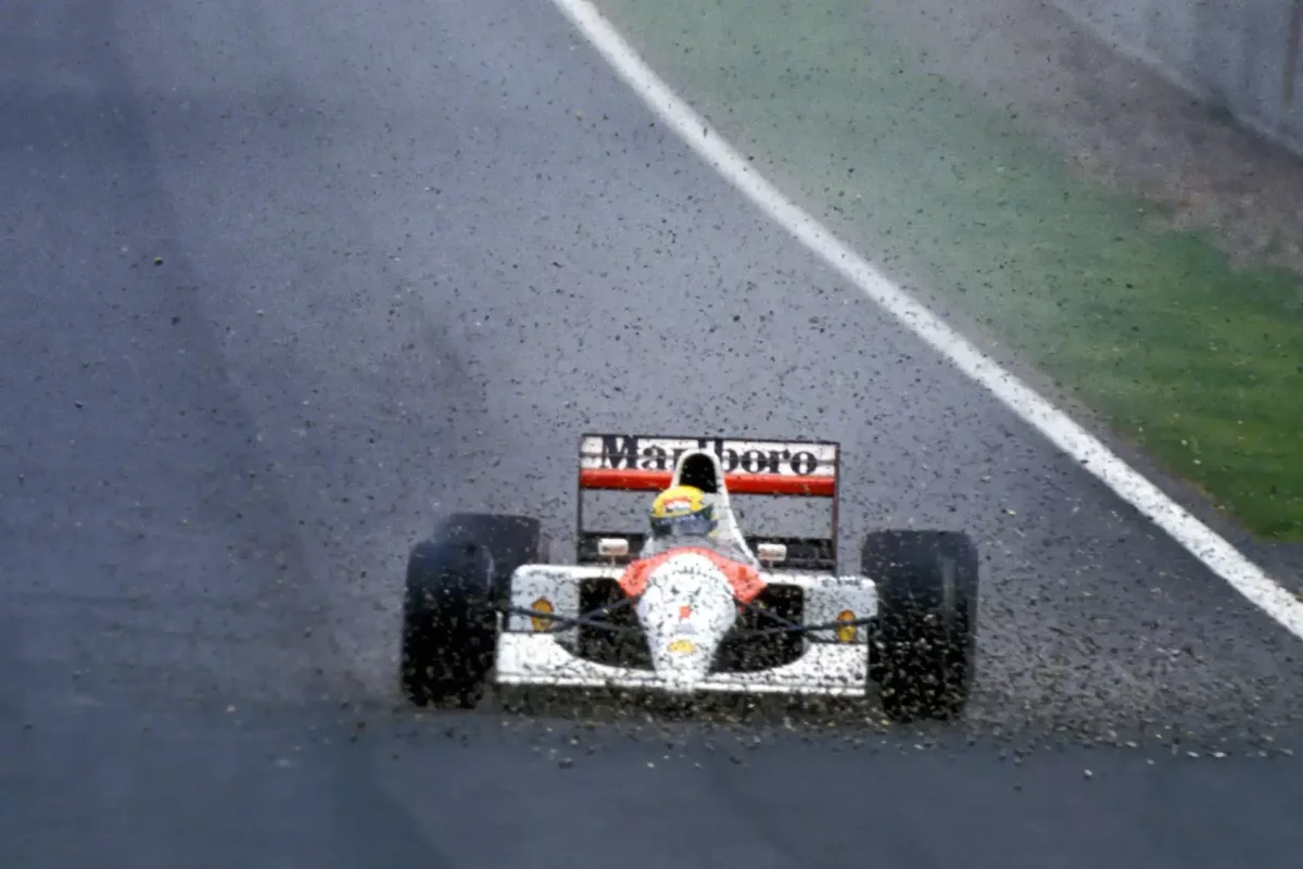 Senna legendás autója eladó: a pályafutás egyik legnagyobb győzelmével